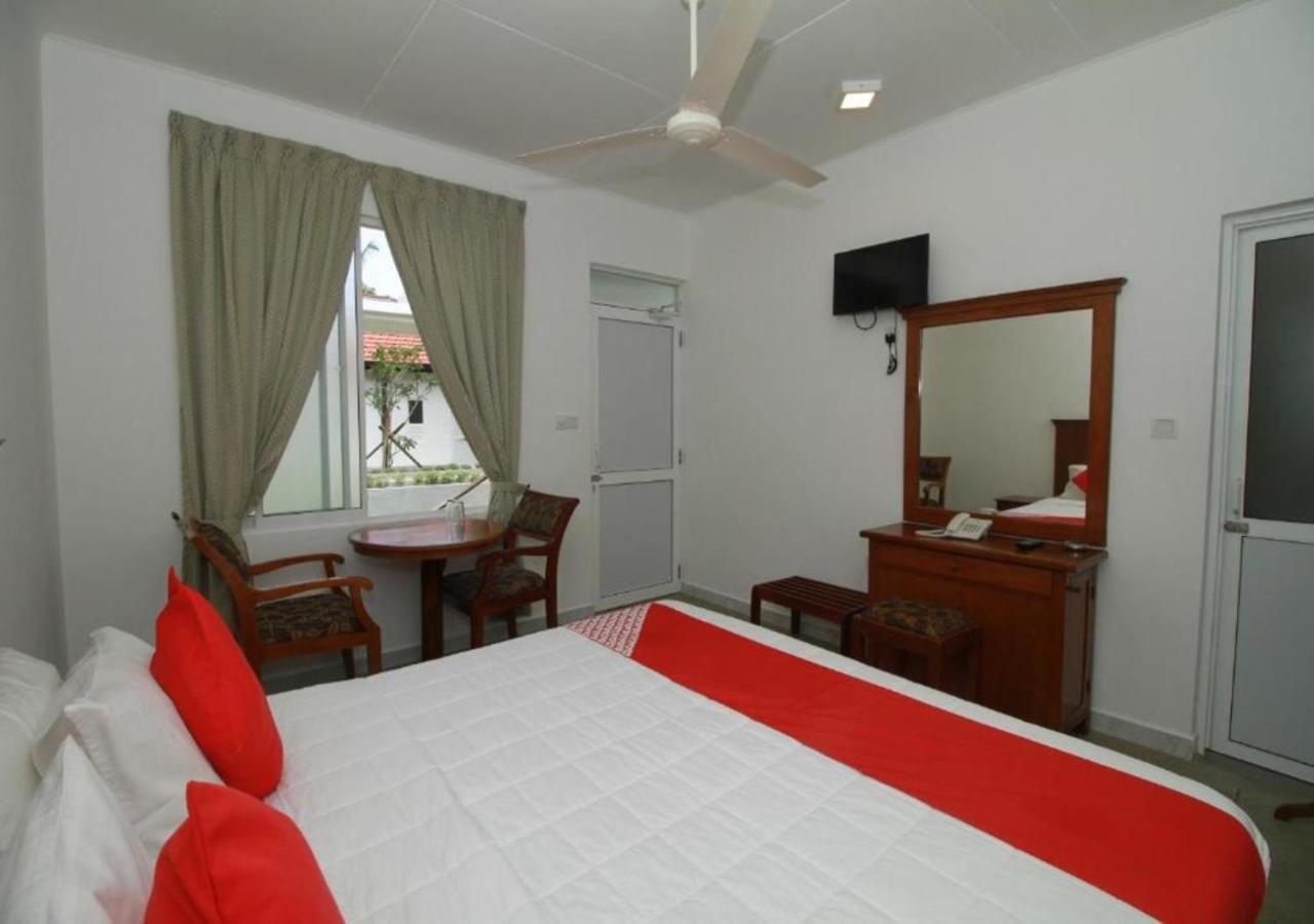 Garden Beach Hotel Kalutara Extérieur photo