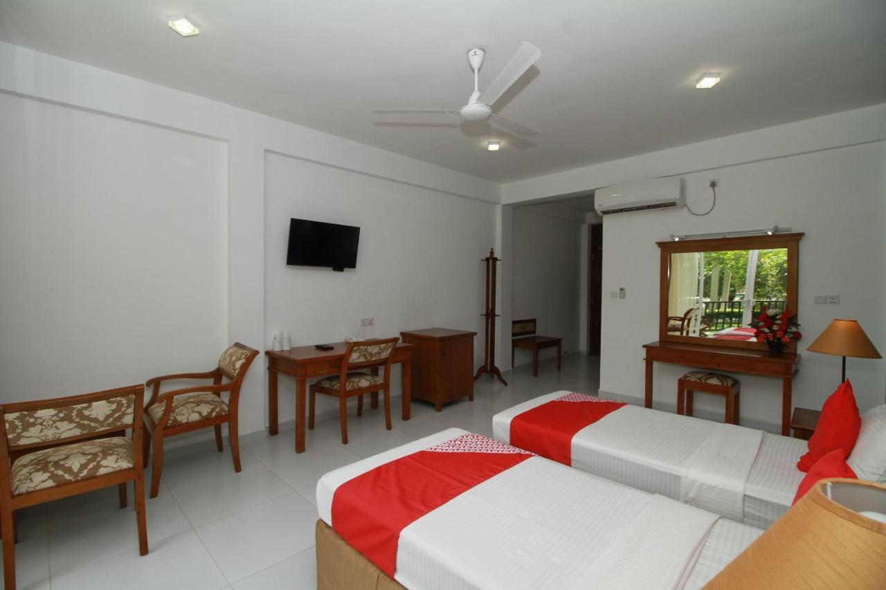Garden Beach Hotel Kalutara Extérieur photo