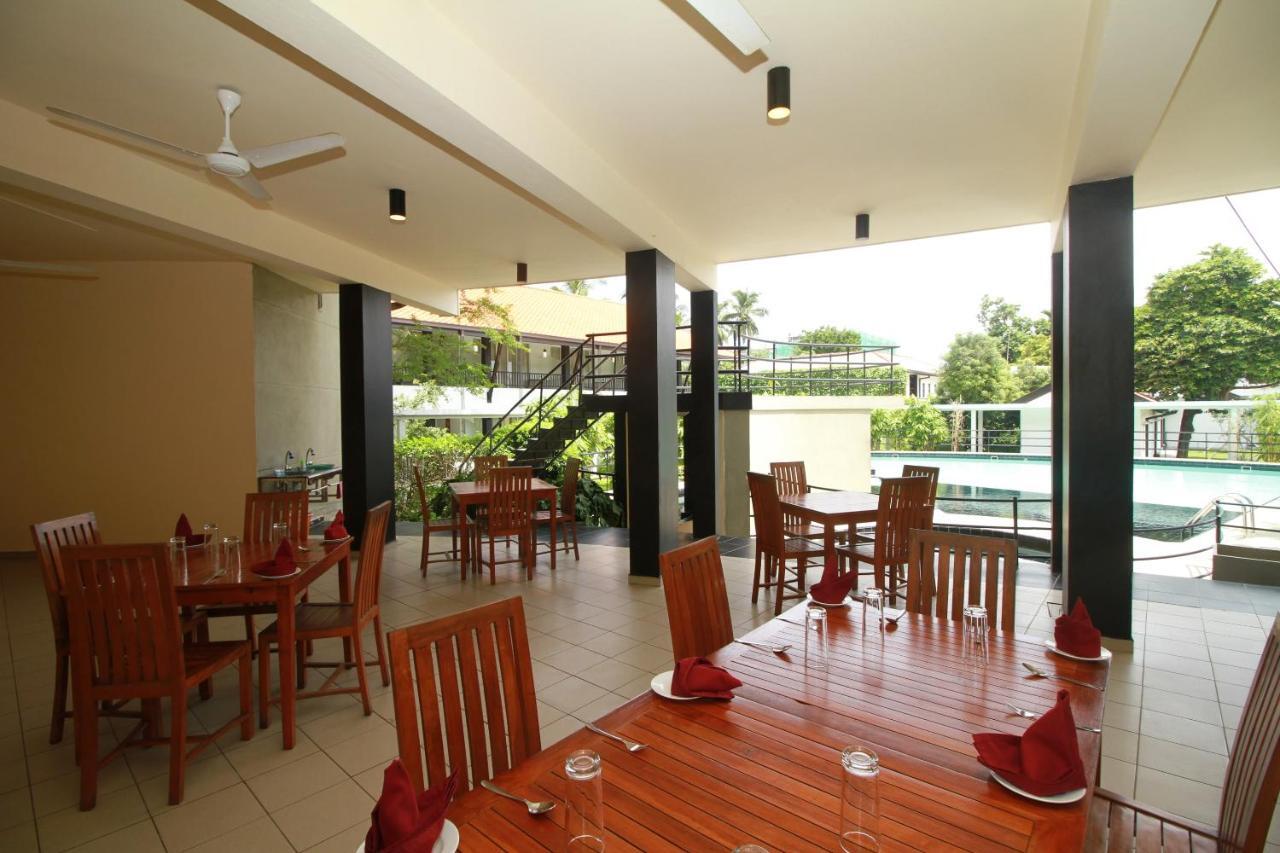 Garden Beach Hotel Kalutara Extérieur photo